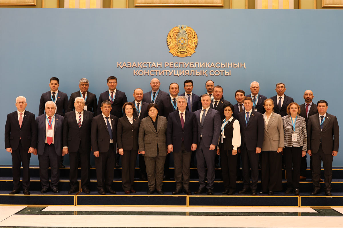 Директор ВШ ЮиСТЭ - международный эксперт на референдуме в Казахстане